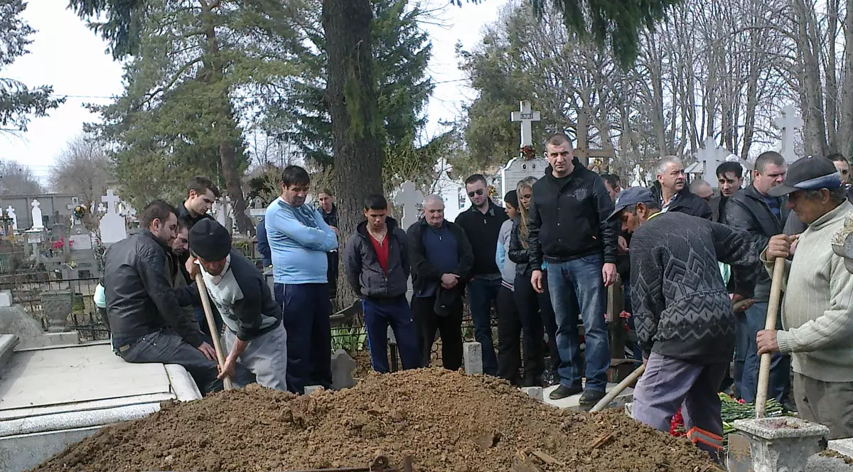 Nicola Vasile, jucătorul Sportului, mut de durere la înmormântarea tatălui său | FOTO