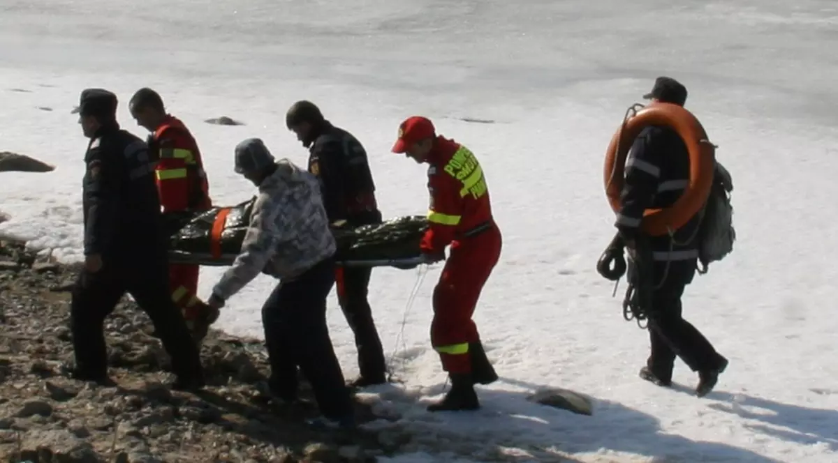 Pescari prinşi între gheţuri, pe lacul Pantelimon, salvaţi de pompierii militari