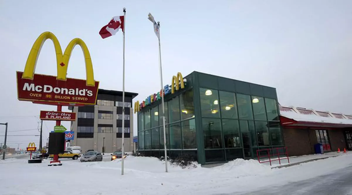 Sunt frumoase, celebre şi bogate, dar au pornit de la hamburgeri şi cartofi prăjiţi. Iată super-vedetele care au lucrat la McDonalds!