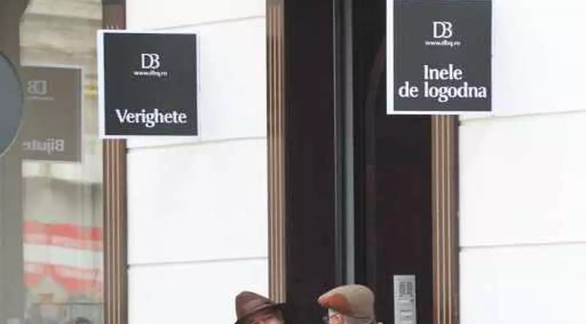 De 8 Martie, pedelistul Mircea Toader a luat bijuterii şi lalele pentru aleasa inimii sale