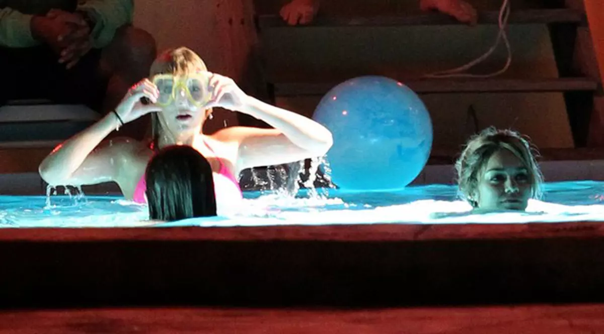 Fotografiile care înfierbântă imaginația oricărui bărbat. Trei dive în aceeași cadă, aproape goale | FOTO