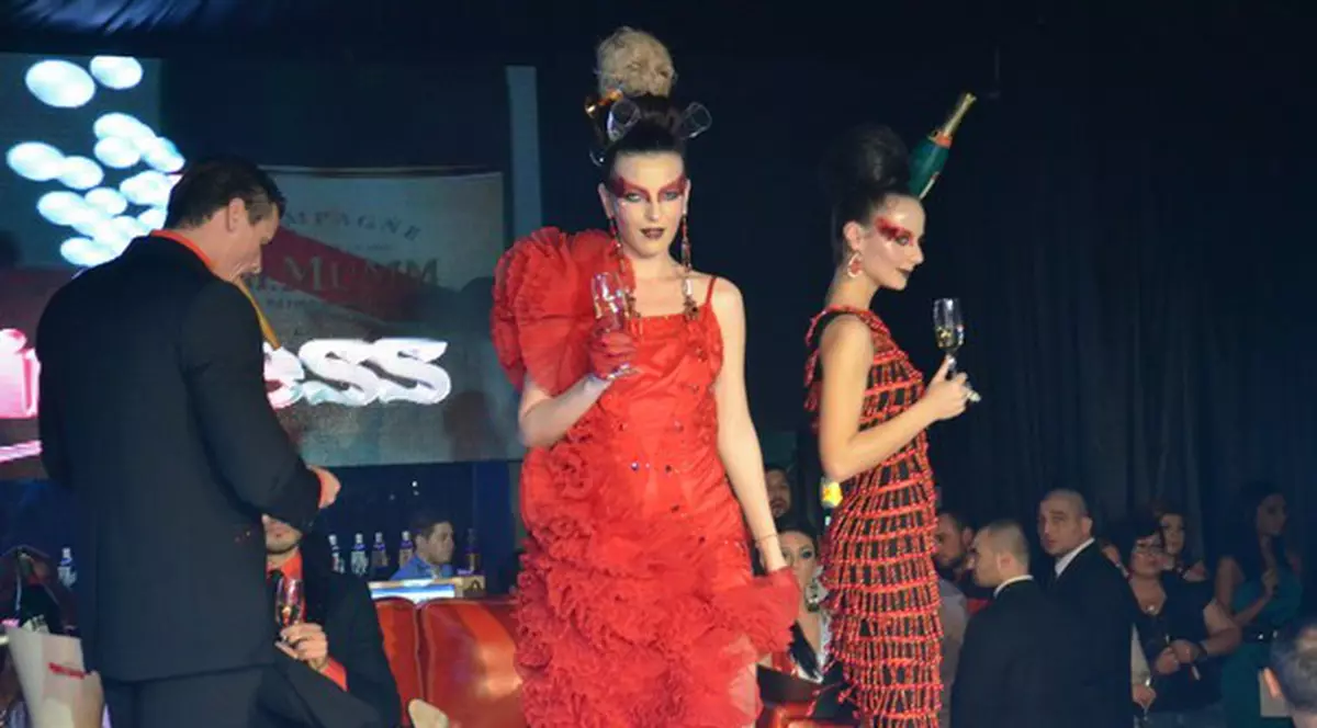 Şampania, la mare preţ în colecţia lui Botezatu! Manechinele au defilat cu sticle şi pahare în păr! FOTO