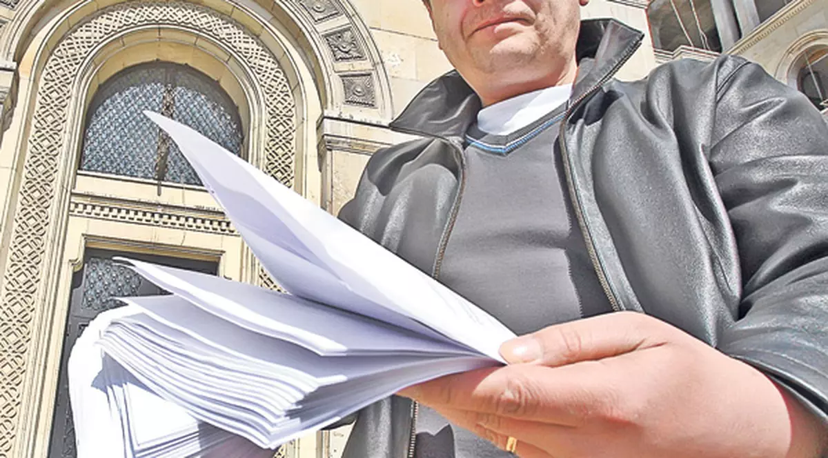 Am depus petiţia | Campania Libertăţii «Nu ne mai scumpiţi benzina!» a atins punctul culminant