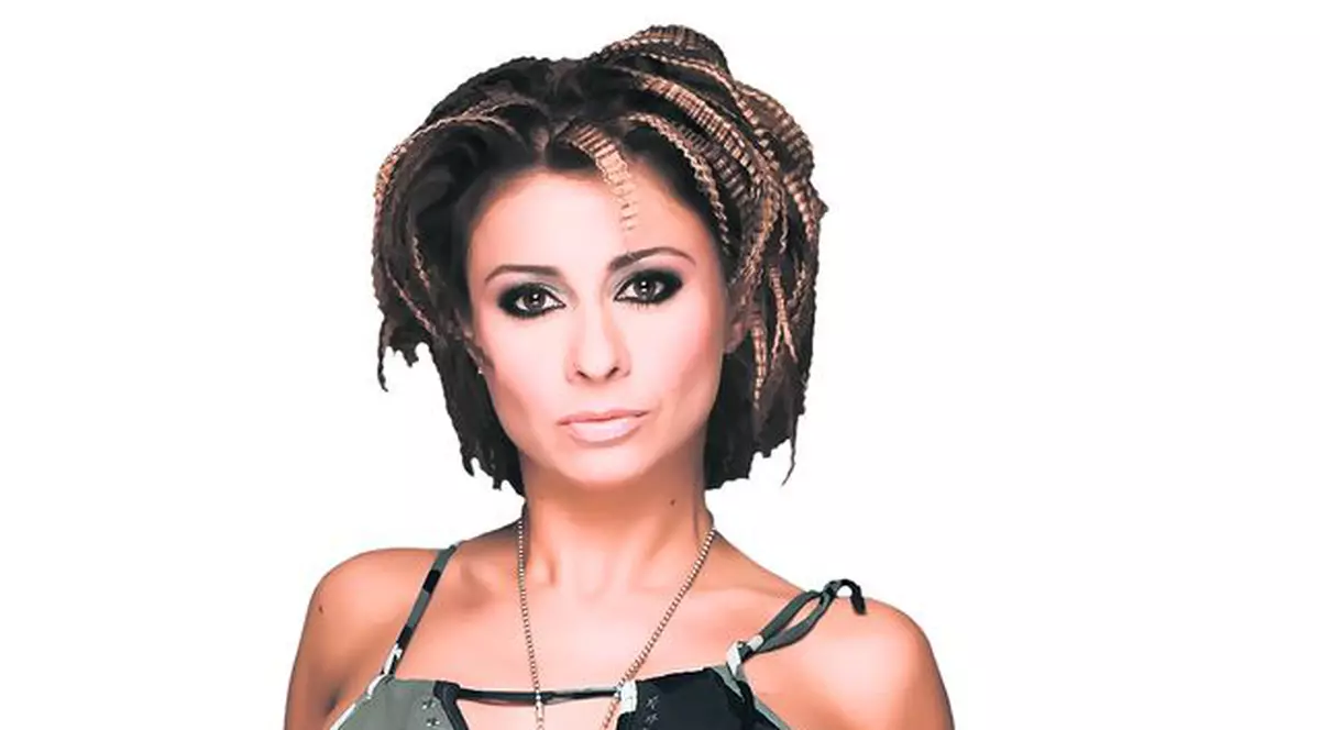 Anamaria Prodan s-a întors în casa părintească din Bucureşti şi are un vecin celebru: «Îi fac cu mâna de la geam Prinţului Paul»