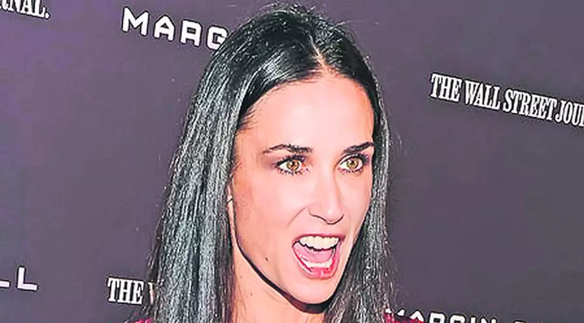 Actriţa Demi Moore, şocată şi umilită de noua relaţie pe care Ashton Kutcher, fostul ei soţ, o are cu cea mai în vogă cântăreaţă din lume: «Mi-e scârbă de Rihanna»