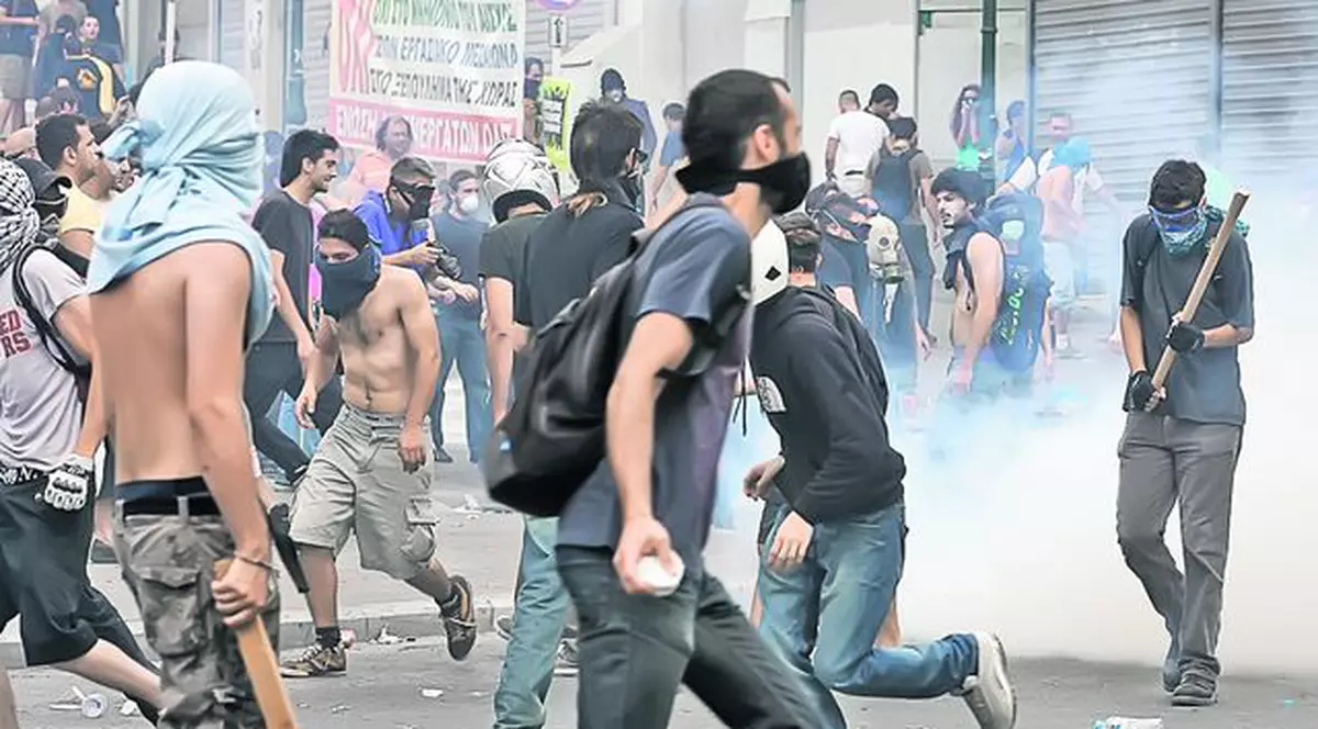 Incredibil! Cât sunt de disperaţi elenii!