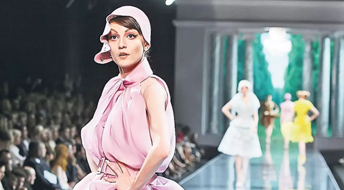 O ROMÂNCĂ superbă se mărită. NUNTA va avea loc în casa lui YOKO ONO