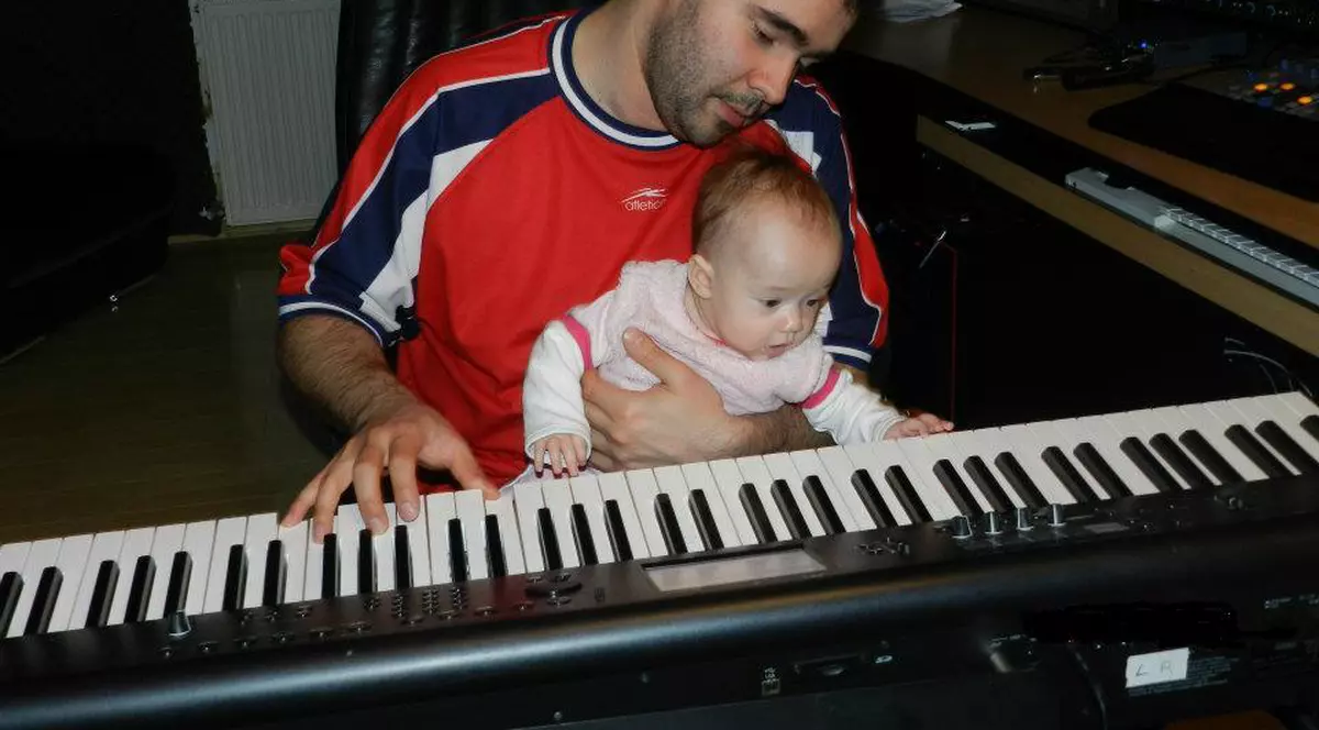 Andrei Tudor are grijă de fetiţă şi compune în acelaşi timp