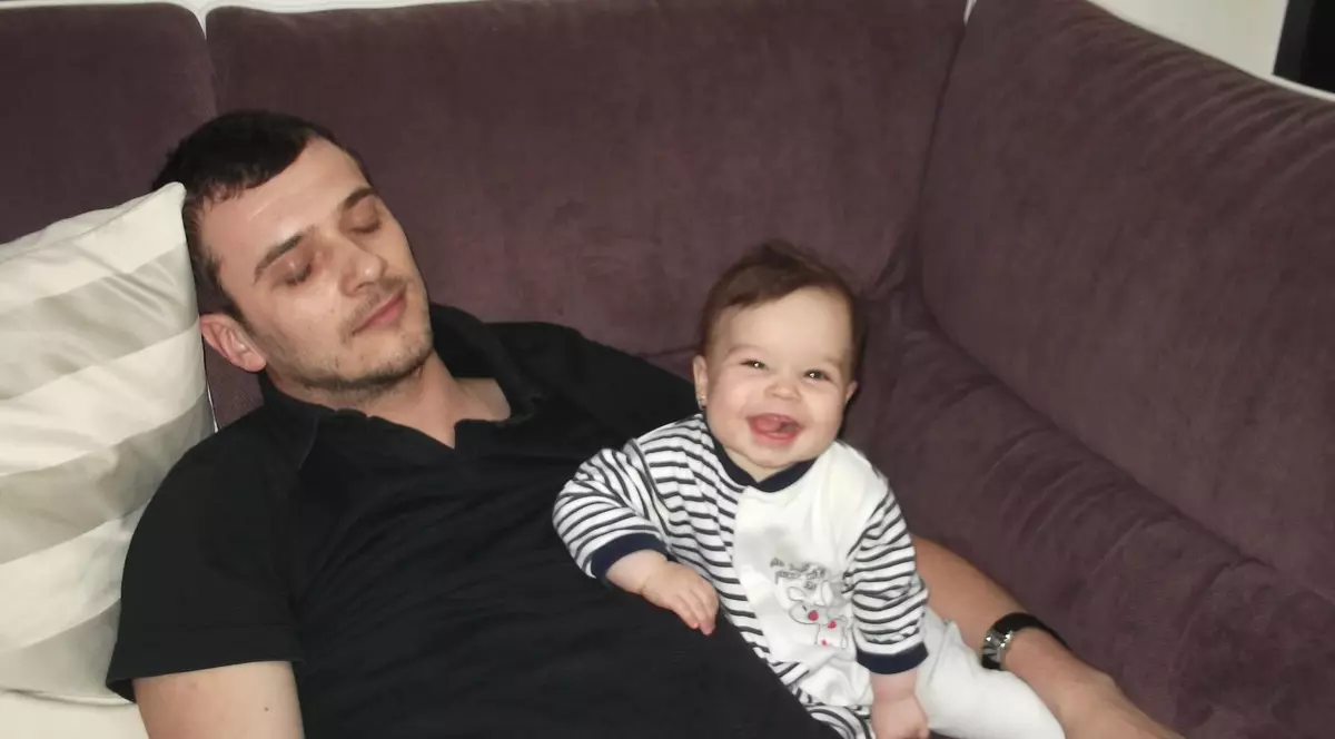 Dan Cruceru îi citeşte fetiţei sale deşi acesta are doar 6 luni de zile