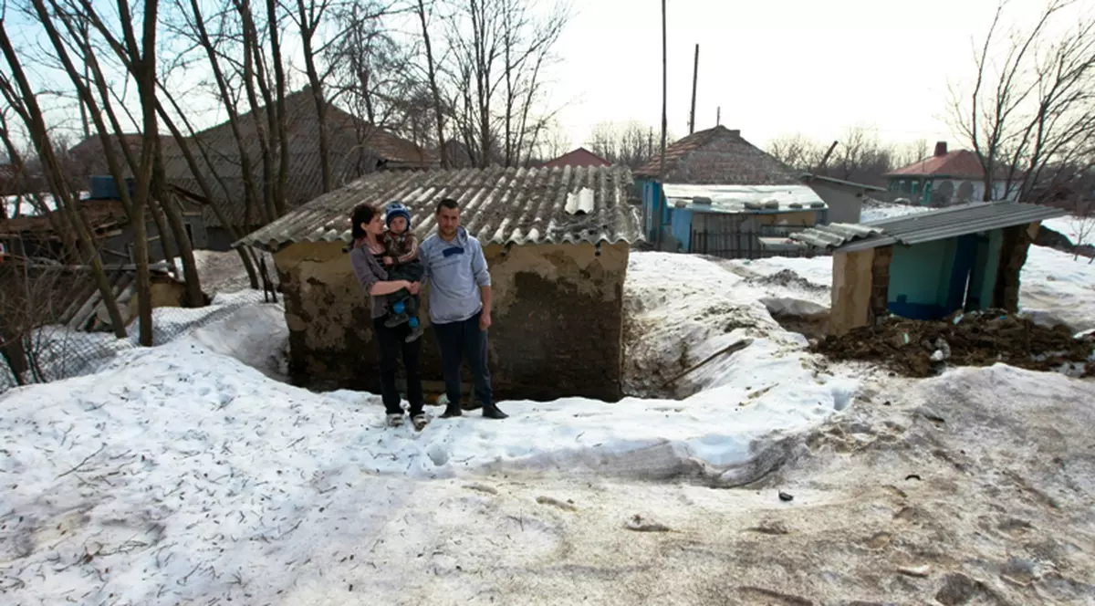 Pentru ei chiar nu se poate găsi un loc de muncă?! O familie a cărei casă a căzut din cauza zăpezii nu are cu ce să-şi hrănească copiii