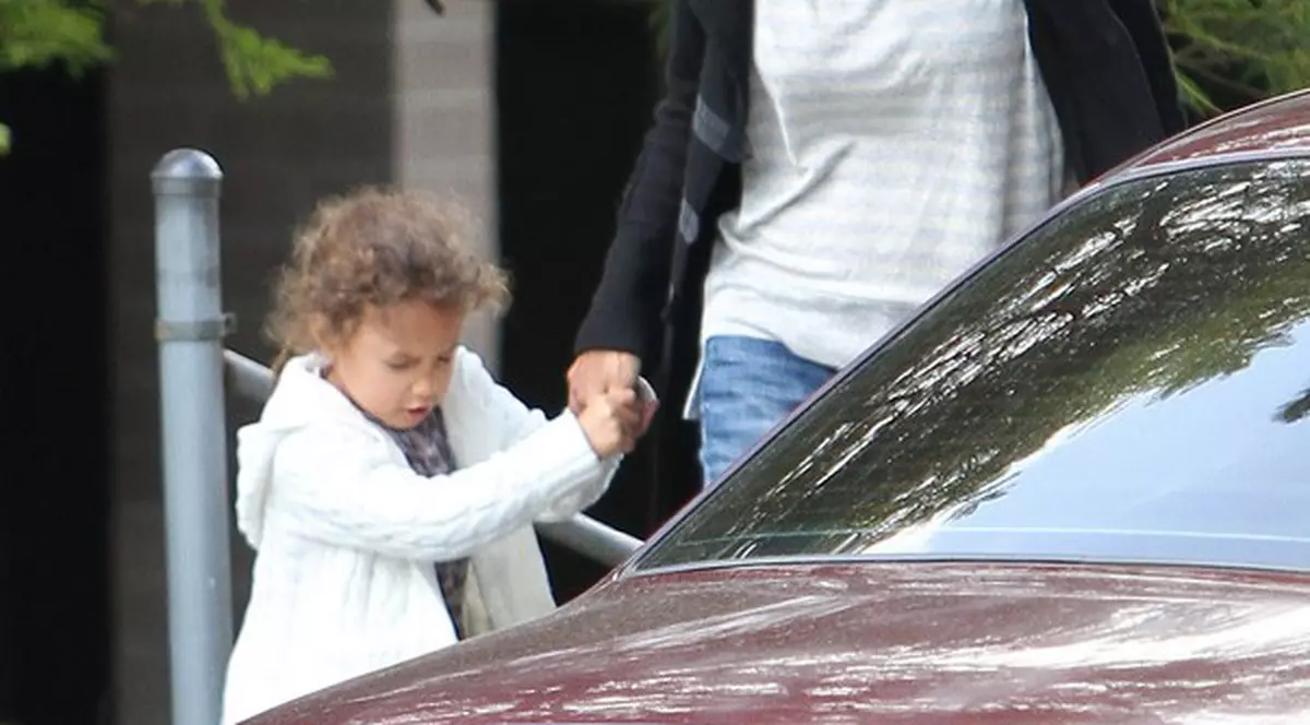 Violentă sau jucăușă? Uite cum își aruncă Halle Berry fetița în mașină! FOTO