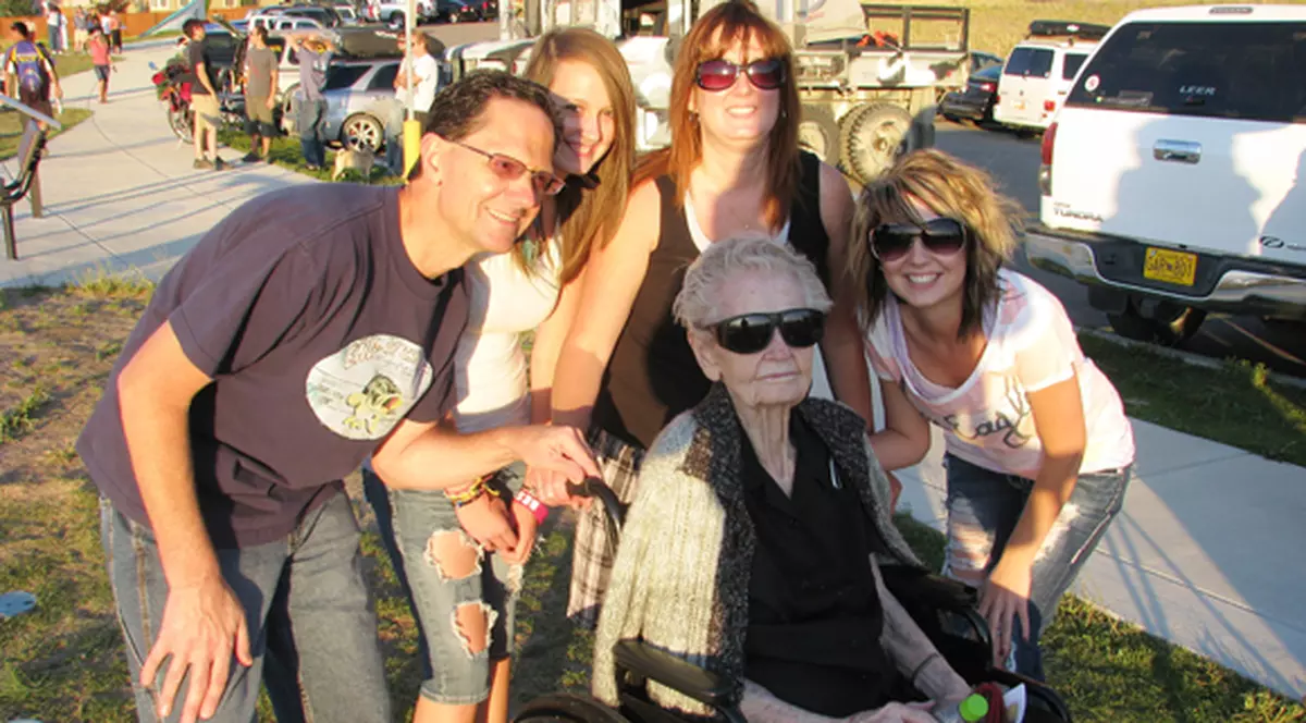 La 101 ani, o bătrânică a sărit cu parapanta! A intrat direct în Cartea Recordurilor!