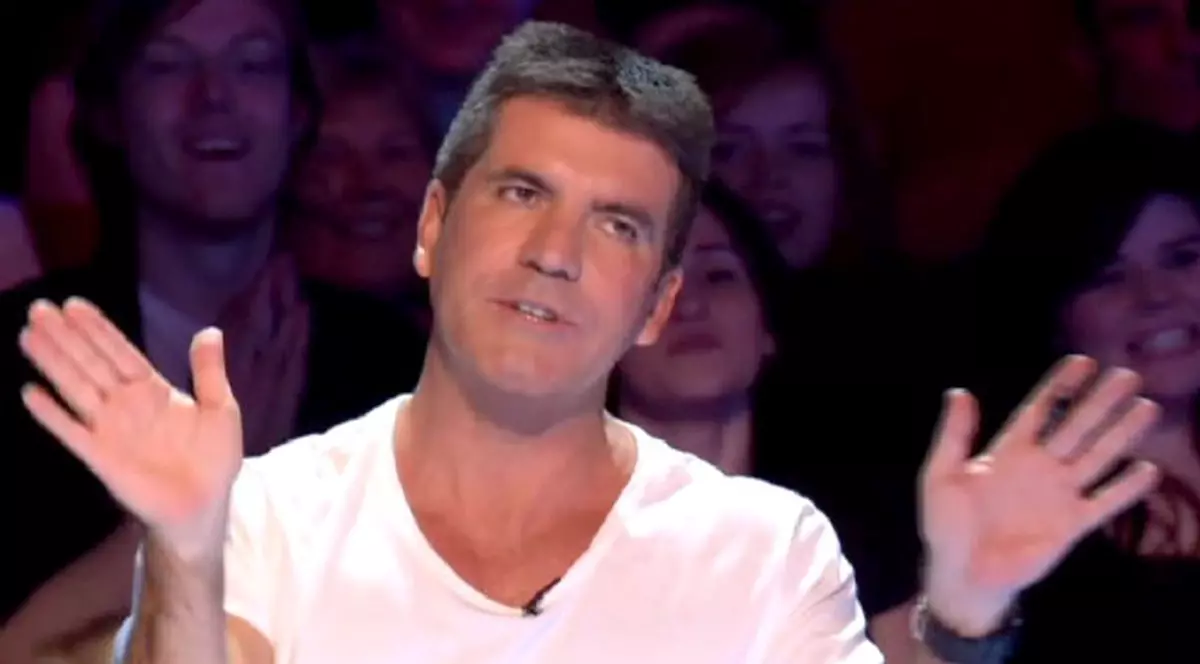 Vârsta îşi spune cuvântul? Simon Cowell a dat mii de lire unor stripteuze pentru...a vorbi cu ele