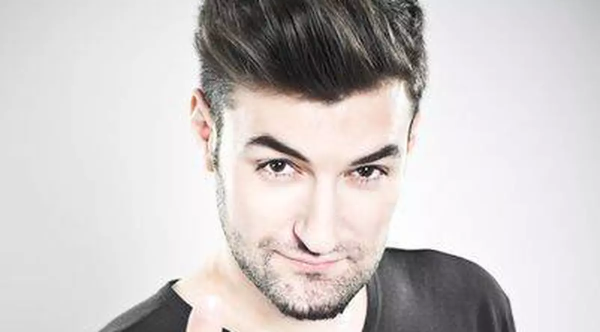 Smiley petrece nopțile alături de o altă blondă