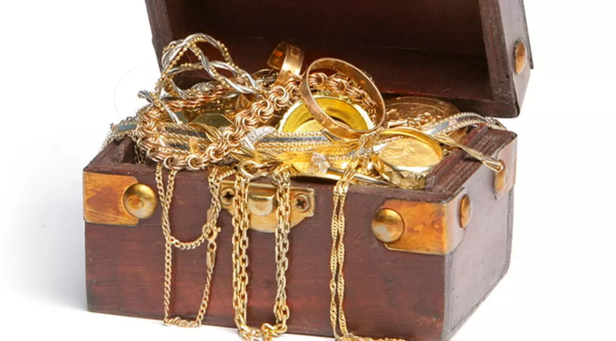 A descoperit o comoară în grădina lui, dar a donat-o statului. Află povestea tezaurului antic!