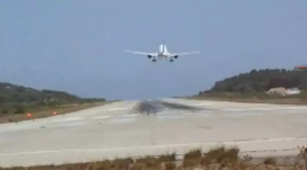 Aici poți ”atinge” avioanele în zbor I Video