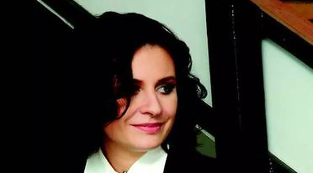 La 14 ani, Adina Buzatu spăla parbrizele maşinilor de la semafor!