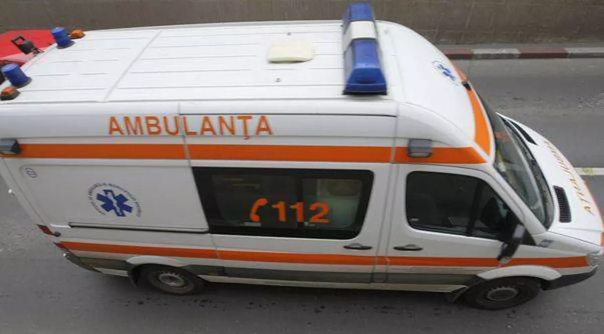 Distracţie terminată la spital! Un parapantist s-a prăbuşit pe o casă, în judeţul Braşov
