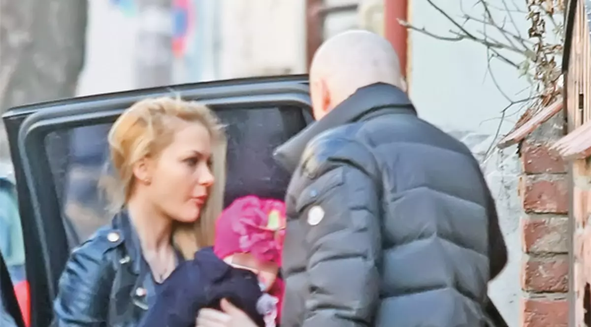 Andreea Antonescu şi iubitul ei şi-au scos fetiţa în lume | FOTO