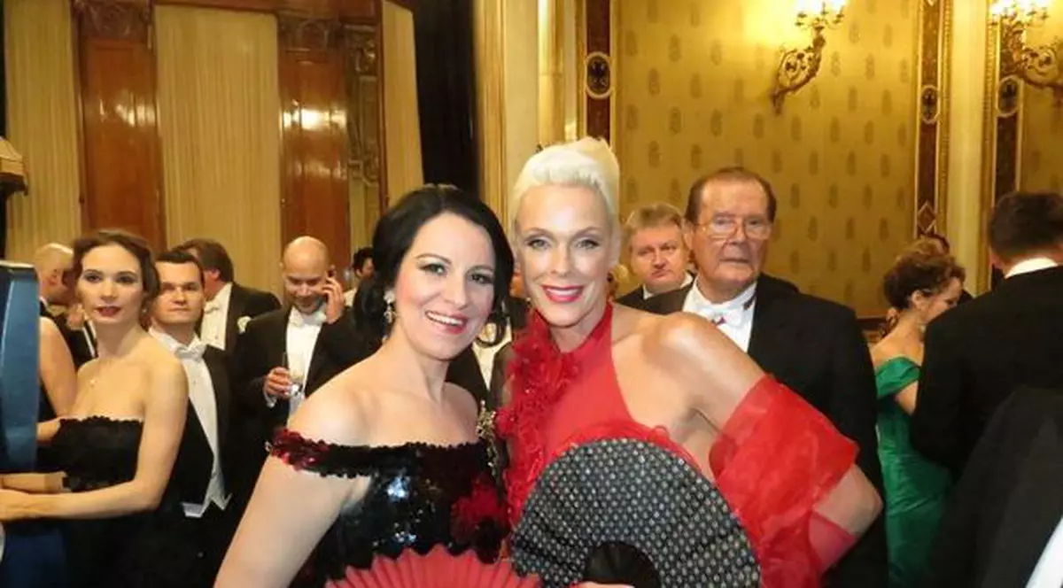 Angela Gheorghiu, cu Brigitte Nielsen şi Roger Moore la Balul Operei din Viena!