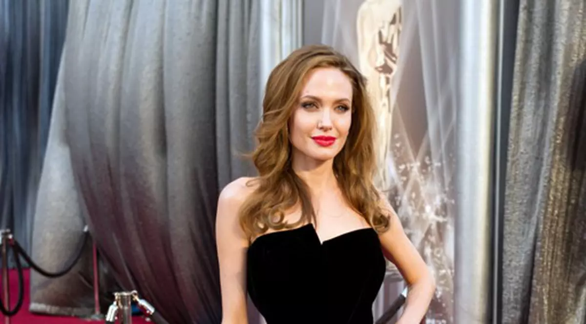 Un medic de la Hollywood o avertizează pe Angelina Jolie: ”Ești subnutrită. Ia măsuri!”