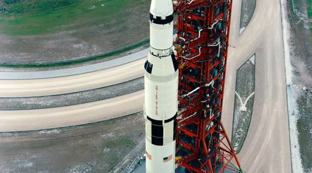 Un miliardar american vrea să recupereze motoarele rachetei din misiunea Apollo 11