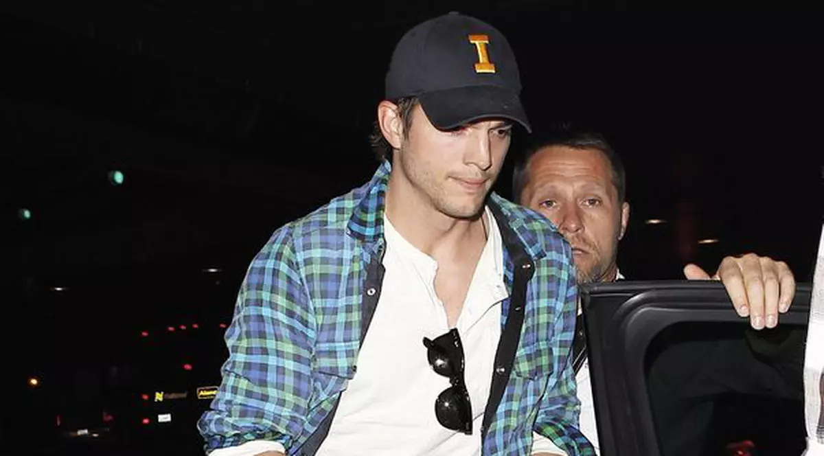 Ashton Kutcher s-a săturat de lume. Și-a luat bilet să plece în spațiu