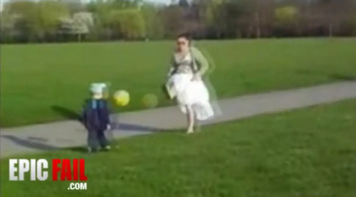 Ce gafă de proporţii! Uite ce păţeşte un copil, chiar din vina mamei | VIDEO