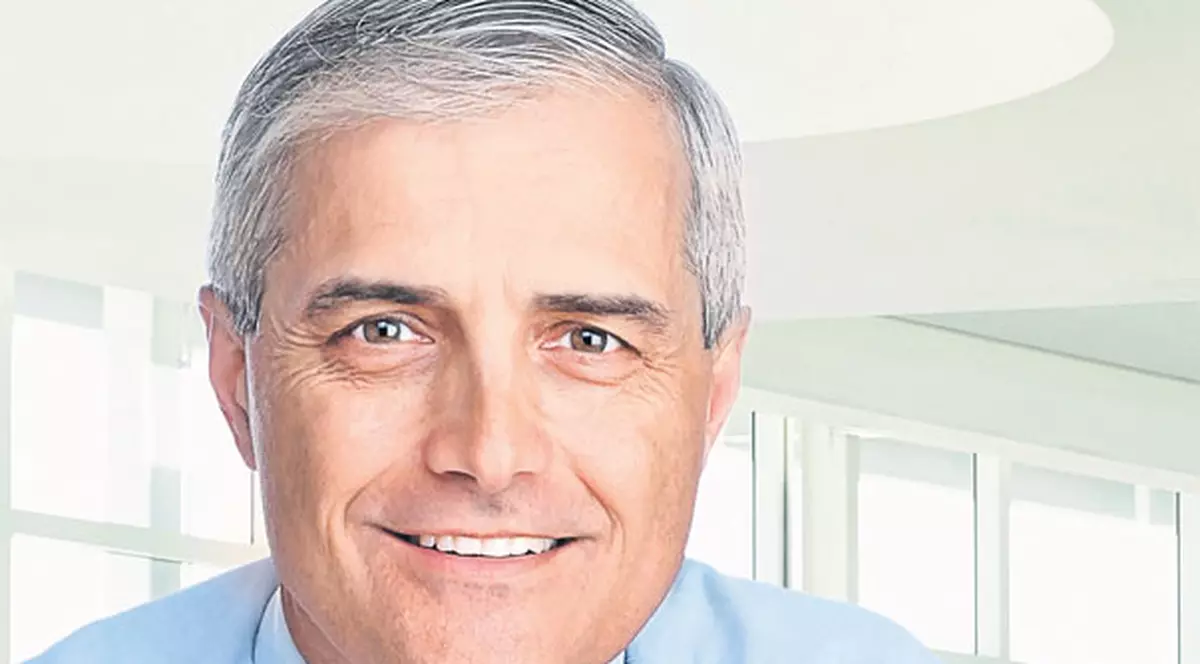 Administratorul poate fi angajat prin contract sau prin convenţie