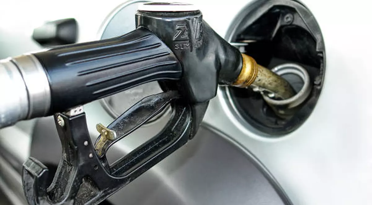 Petrom a ieftinit benzina în unele staţii  