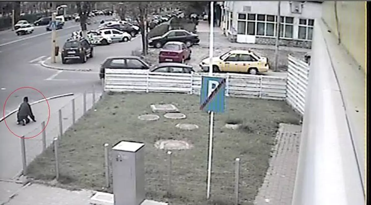 Beat mort, mergea în patru labe prin benzinărie şi s-a plâns că l-a lovit maşina!