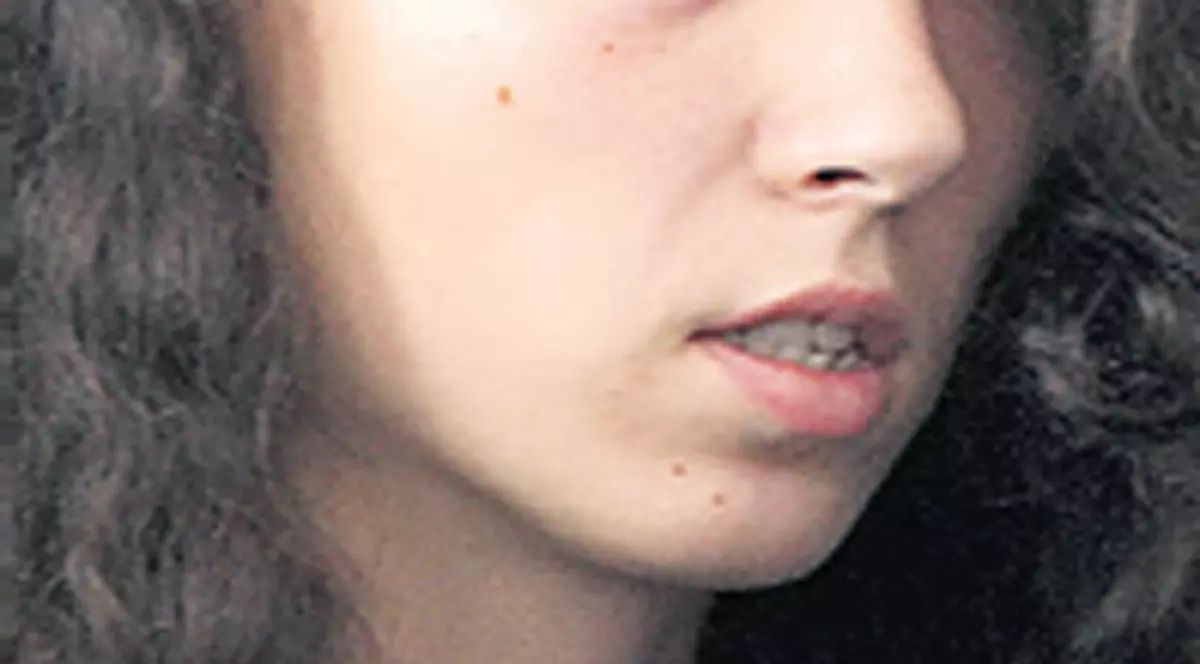 Carmen Bejan, medicinista care a ucis şi tranşat un om, a primit trandafiri roşii la puşcărie