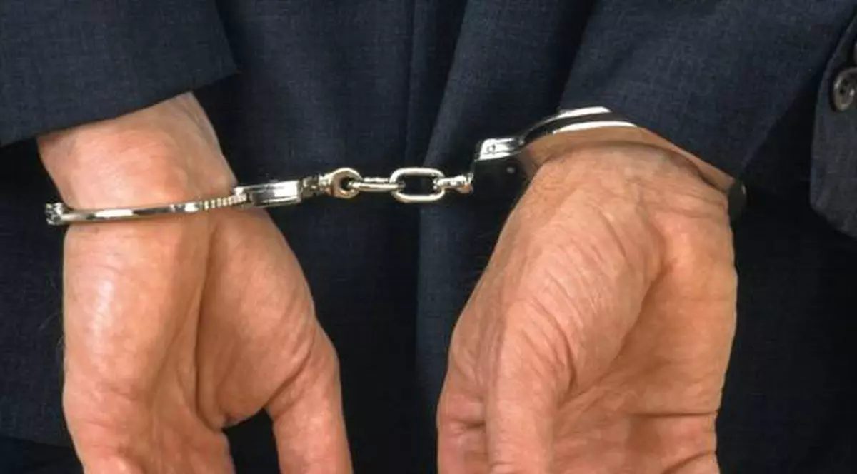 Zece dintre funcţionarii şpăgari din dosarul paşapoartelor au fost arestaţi