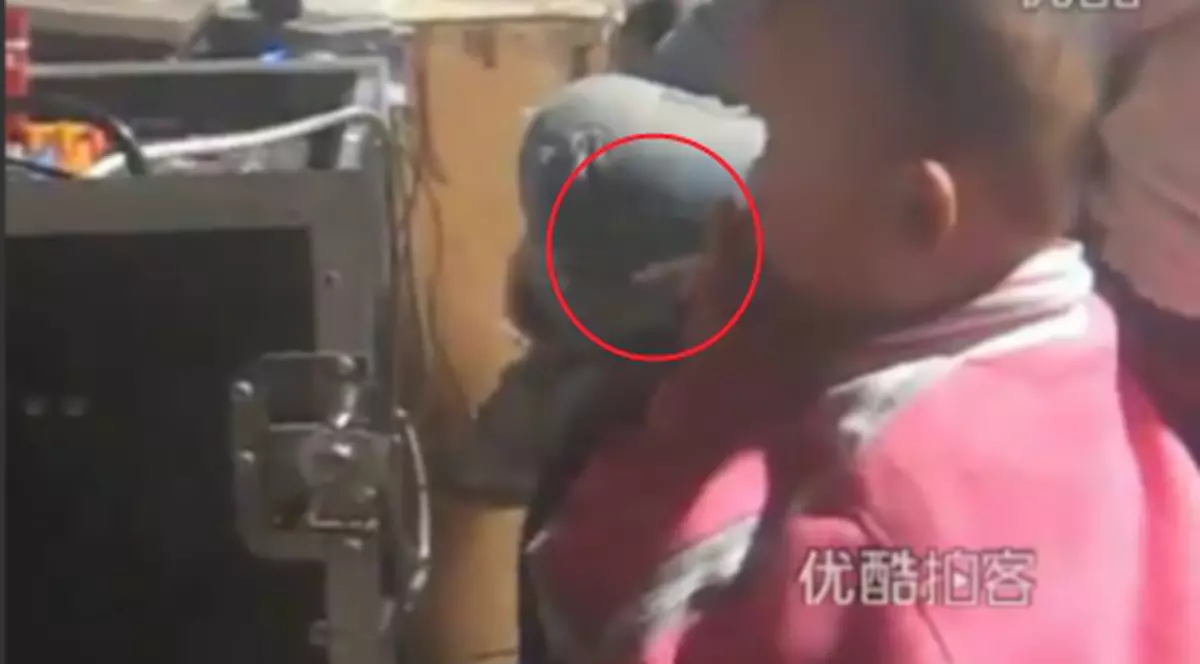 Ce nebunie! Un băieţel de trei ani trage cu poftă dintr-o ţigară | VIDEO