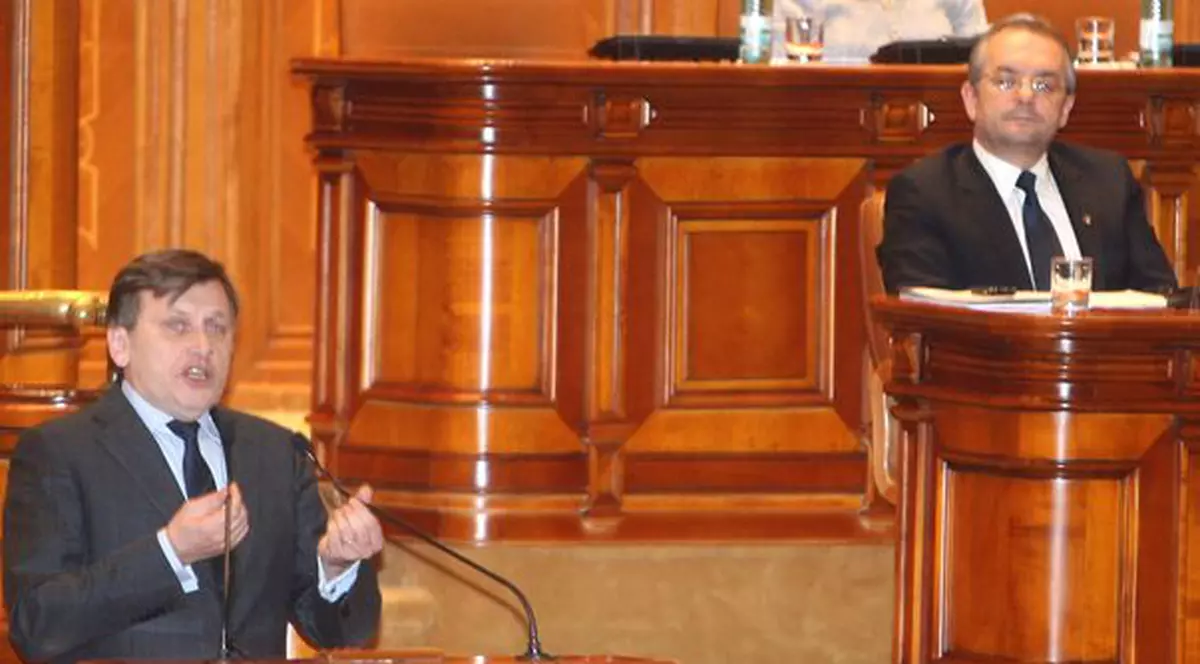 Crin Antonescu: "Emil Boc e caraghios, seamănă cu 'Ali Comicul' "