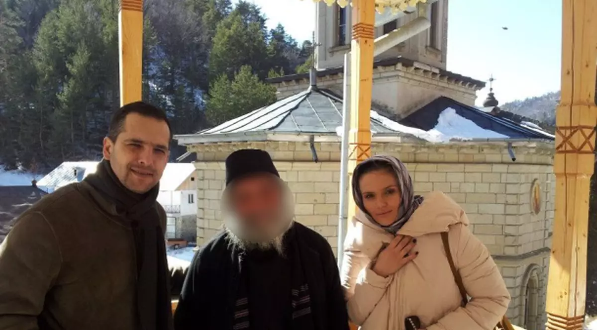 Cristina Şişcanu şi Mădălin Ionescu s-au pozat la mănăstire, cu preotul