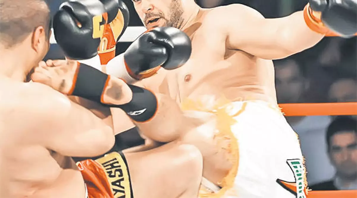 Ghiţă se pregăteşte pentru un concurs de K1. Câştigătorul ia un milion de dolari!