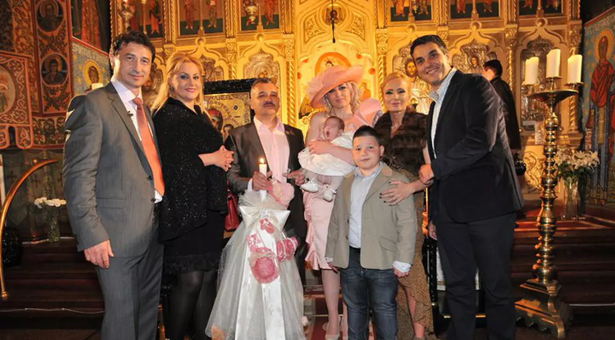 Daniela Gyorfi şi George Tal, în vizită la naşi. Se pregătesc de nuntă?