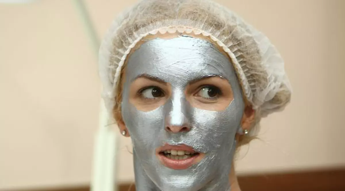 Pariu că nu ghicești ce vedetă se ascunde sub această mască de argint?