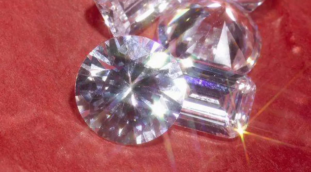 O rusoaică a găsit într-un lift o pungă cu 500 de diamante 