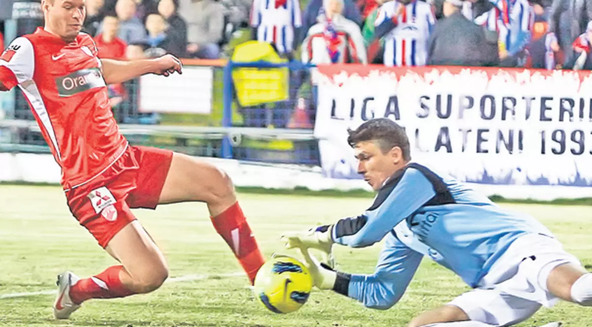 După Oţelul - Dinamo 1-1, Cornel Dinu a declanşat un tir de acuze la adresa «centralului» Istvan Kovacs