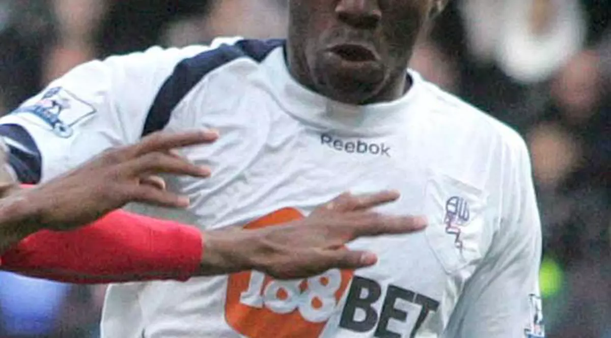 Inima lui Fabrice Muamba bate fără ajutorul aparatelor