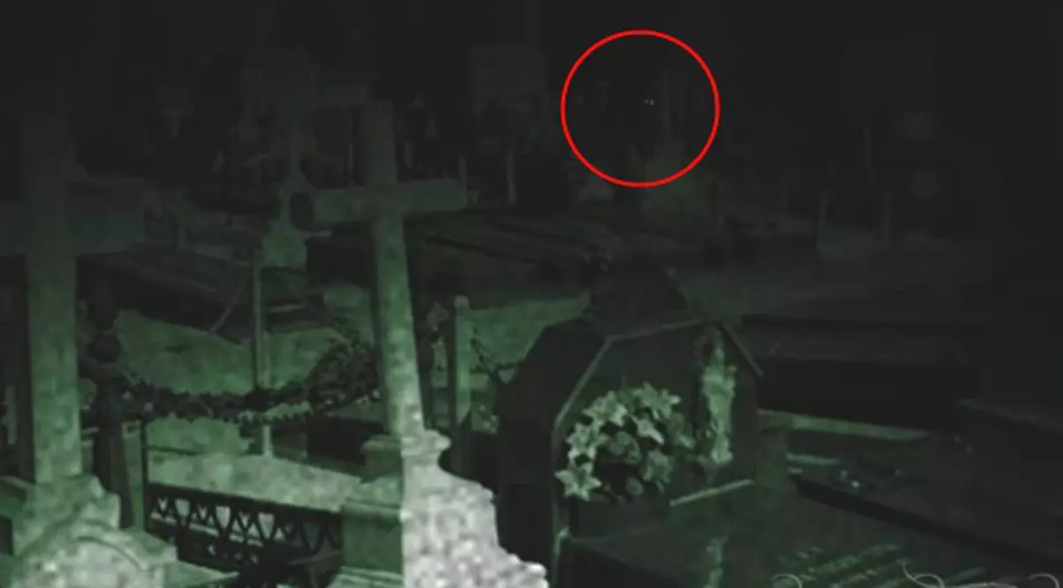 Imagini şocante! Fantomă filmată într-un cimitir unde au loc fenomene poltergeist | VIDEO