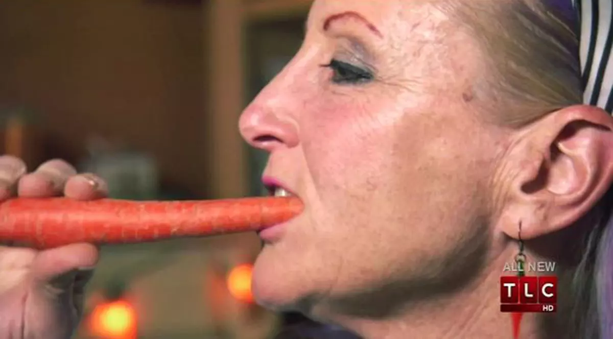 O americancă este obsedată de morcovi: şi-a decorat casa cu ei şi are tatuate 35 de astfel de legume pe corp | FOTO