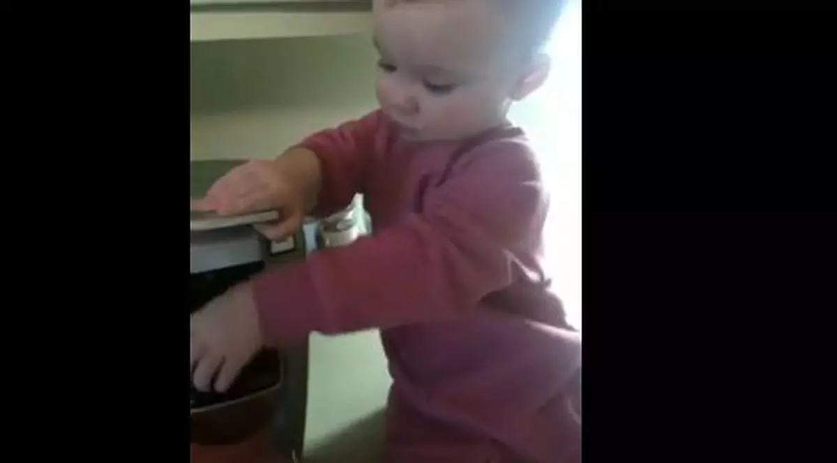 Are puțin peste un an, dar îi face cafea mamei sale | VIDEO AMUZANT