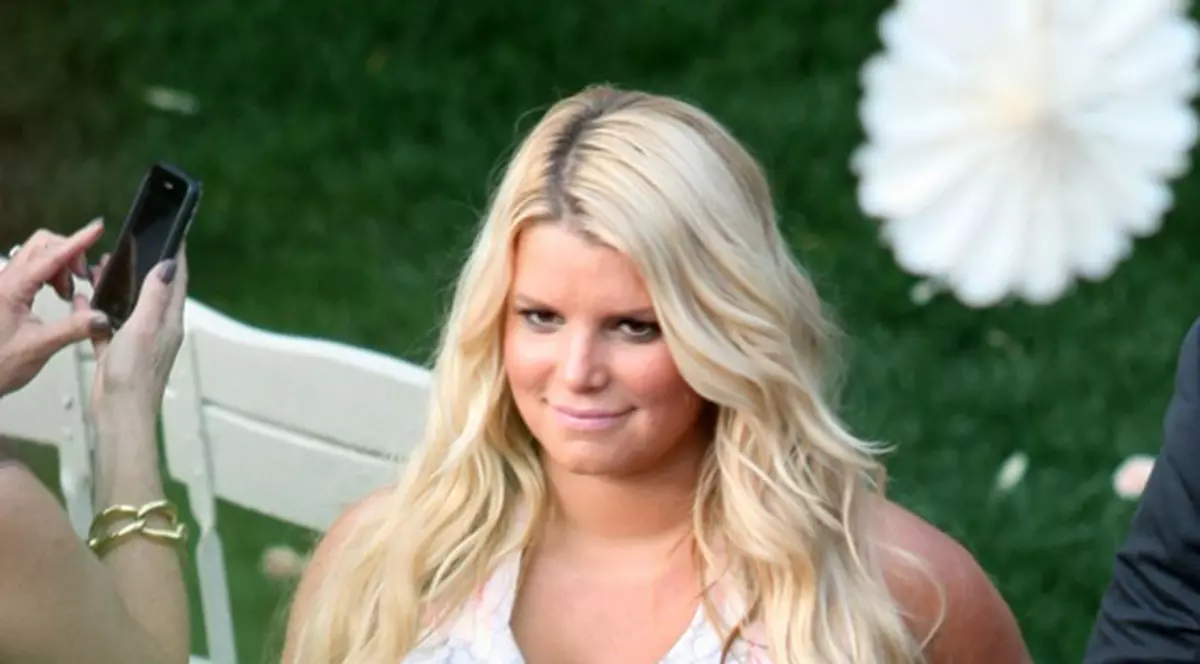 Jessica Simpson va cheltui 2 milioane de dolari pe naştere! Află pe ce dă atâţia bani!