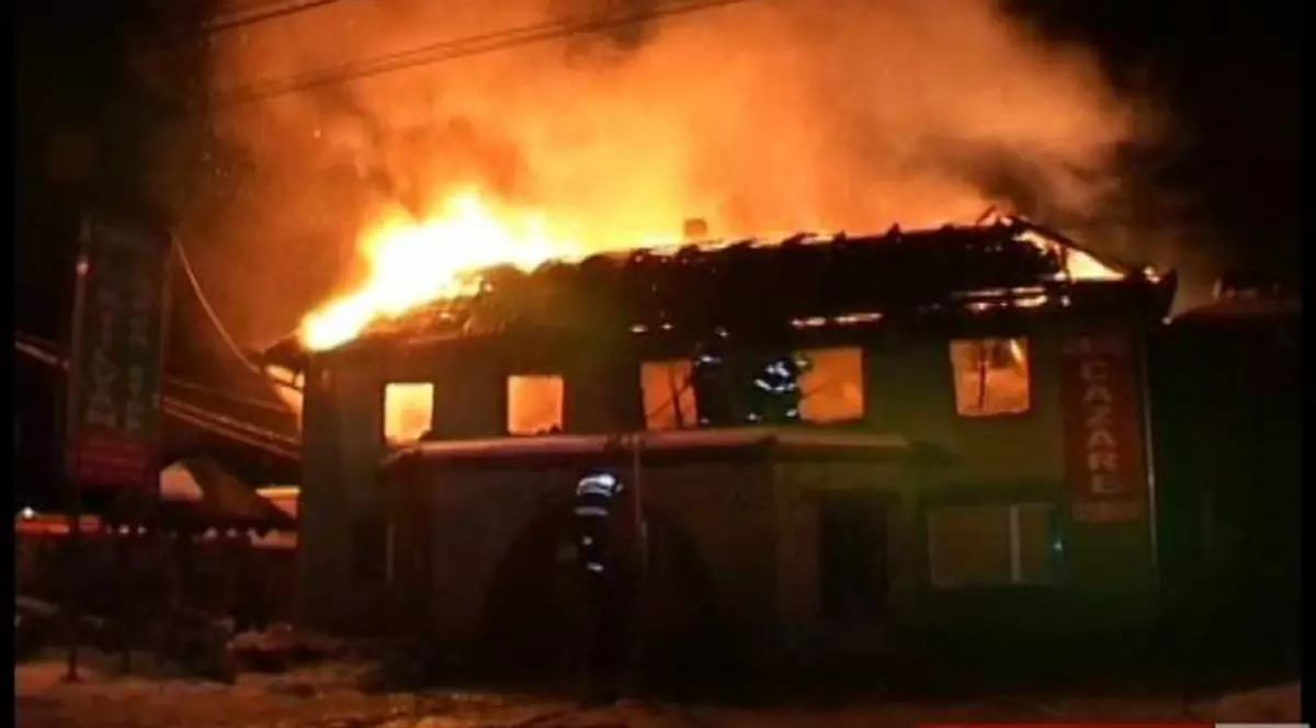 O familie a rămas pe drumuri după ce casa le-a luat foc  