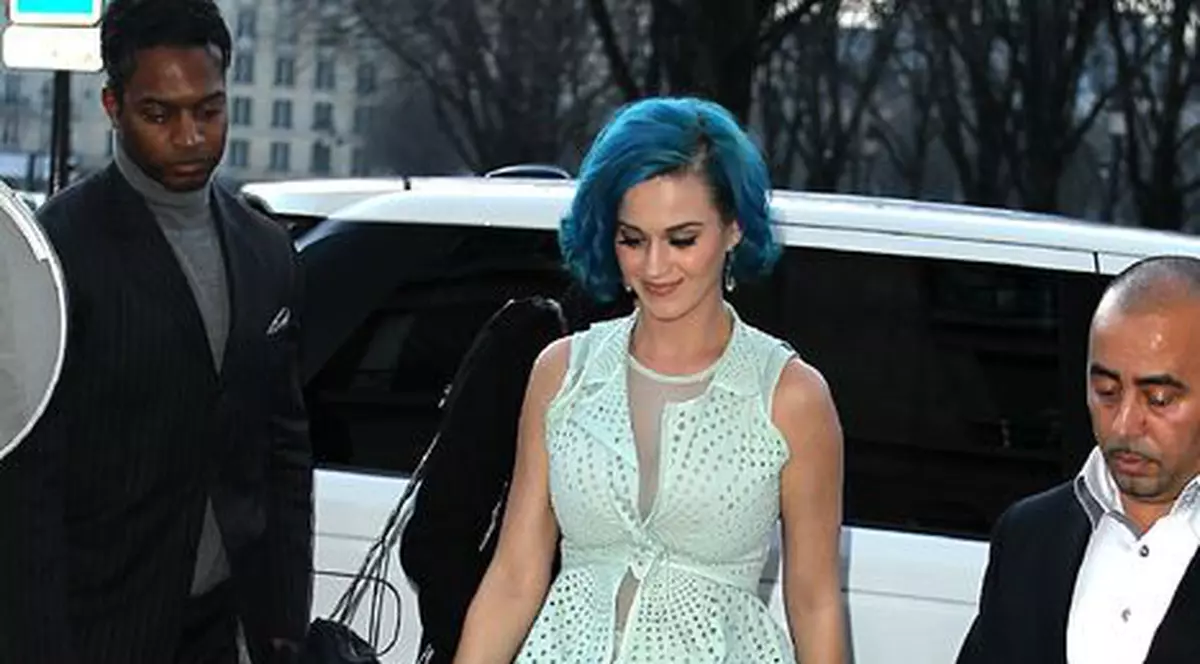 Nu-ţi arăţi chiloţii, nu exişti în lumea bună! Katy Perry, ai ieșit îmbrăcată doar în jupă? | FOTO