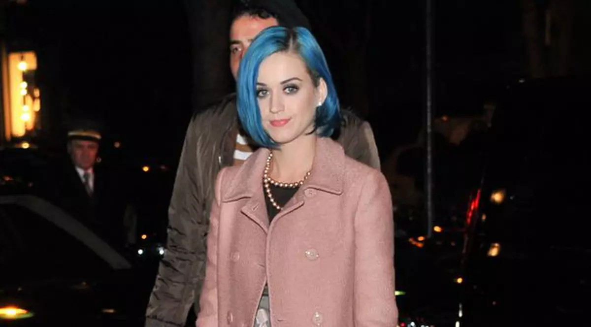 Katy Perry merge la terapeut pentru a-l uita pe Russell Brand. Vrea un bărbat matur