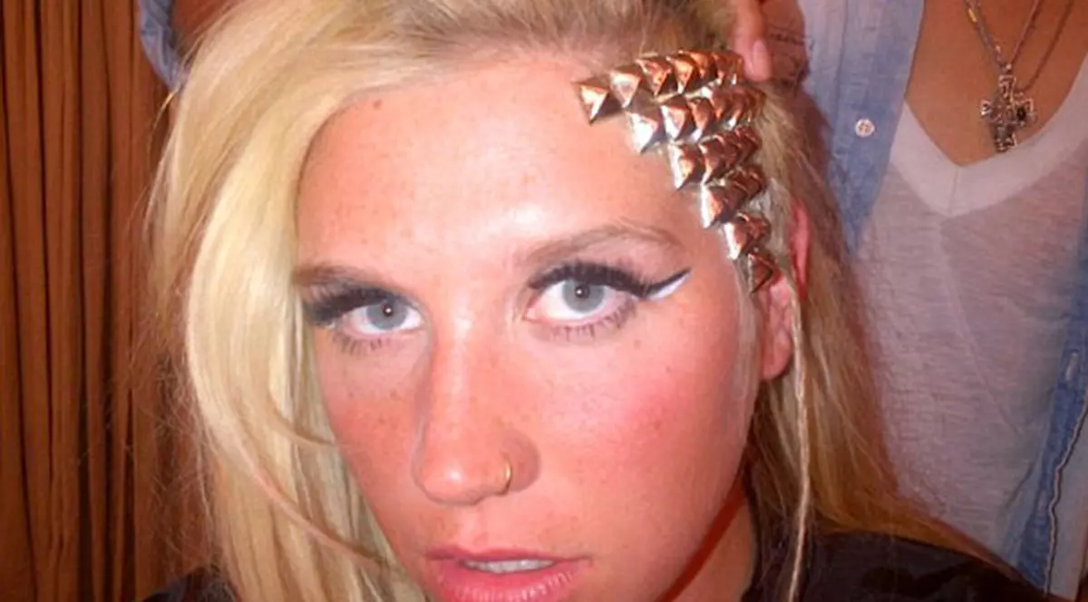 Cât de ciudat! Ke$ha şi-a pus ţinte pe tâmple 